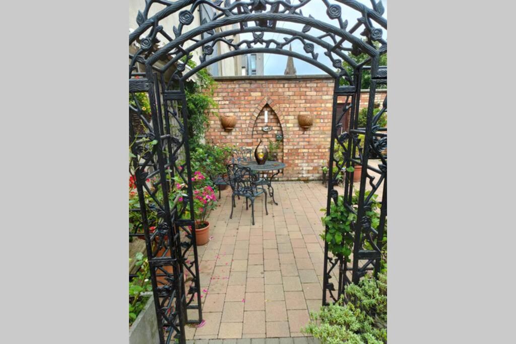 Bt 9 Granny Flat & Walled Garden เบลฟาสต์ ภายนอก รูปภาพ