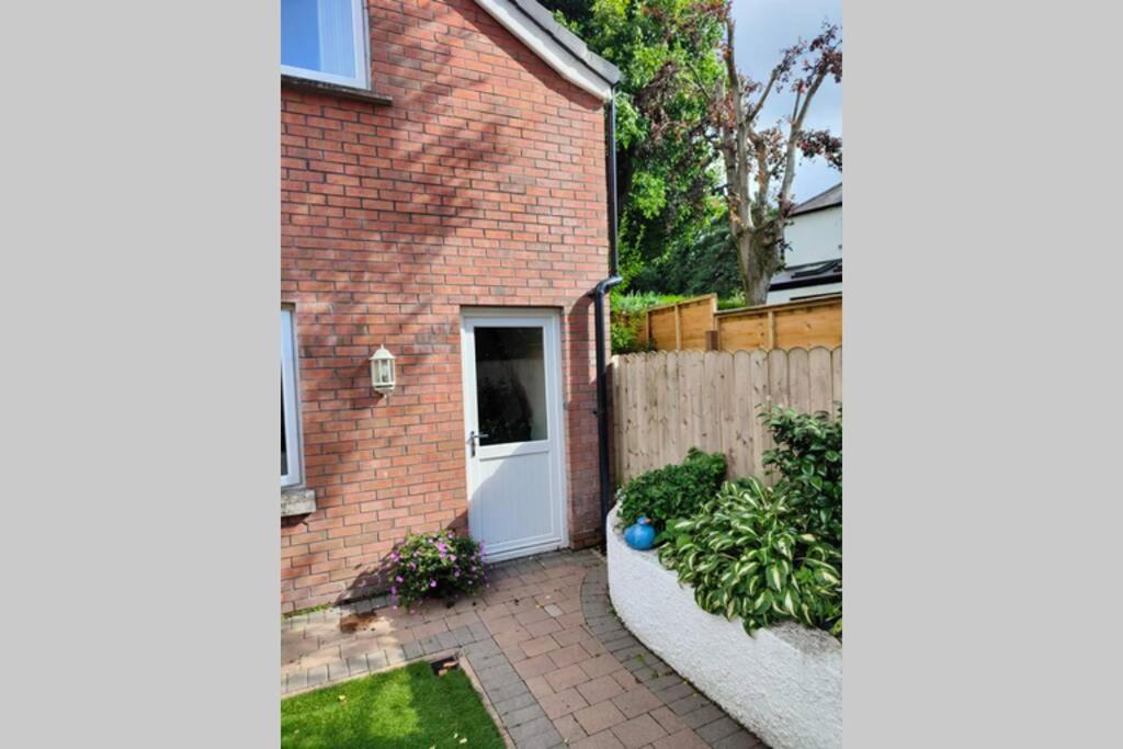 Bt 9 Granny Flat & Walled Garden เบลฟาสต์ ภายนอก รูปภาพ